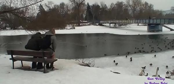  Un vecchio sta dando da mangiare ai piccioni e una giovane ragazza ha tanta voglia di scopare con lui